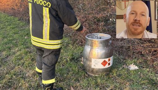 I vigili del fuoco con il fustino e il sindaco Baroffio