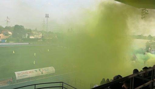 I fumogeni dal San Giuliano all'inizio della partita contro la Pro Patria - foto d'archivio I fumogeni dal San Giuliano all'inizio della partita contro la Pro Patria - foto d'archivio