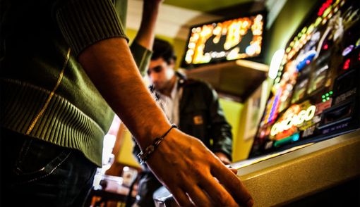 Gioco d’azzardo, Astuti (Pd): «Cifre da capogiro, in provincia di Varese si spendono quasi due miliardi in un anno. Serve un impegno concreto della Regione per contrastare la ludopatia» Gioco d’azzardo, Astuti (Pd): «Cifre da capogiro, in provincia di Varese si spendono quasi due miliardi in un anno. Serve un impegno concreto della Regione per contrastare la ludopatia»