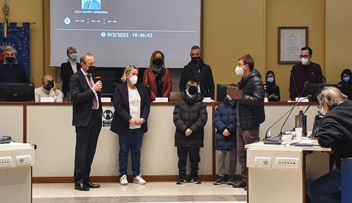 I bimbi ucraini in Comune a Busto. Poi la commissione si divide sulla condanna alla Russia