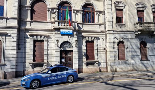 Preso dopo la spaccata al negozio per rubare una bici: si spoglia e fa i bisogni davanti alla polizia