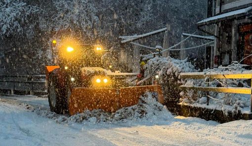 La neve sta cadendo abbondante al Campo dei Fiori: la foto è stata scattata nei pressi della Pensione Irma da Gianluca Bertoni La neve sta cadendo abbondante al Campo dei Fiori: la foto è stata scattata nei pressi della Pensione Irma da Gianluca Bertoni