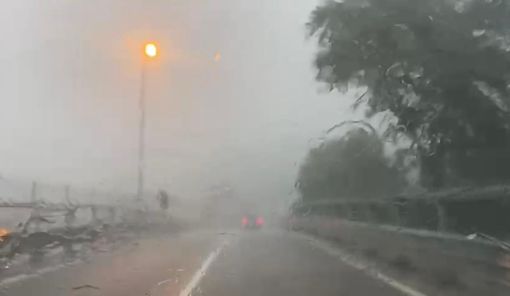 Un'immagine del nubifragio che si è abbattuto nel pomeriggio su Varese e Comuni limitrofi Un'immagine del nubifragio che si è abbattuto nel pomeriggio su Varese e Comuni limitrofi