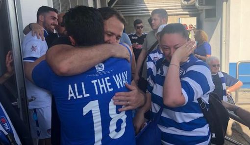 L'abbraccio dei tifosi biancoblù nel giorno dei saluti alla Pro Patria di Ivan Javorcic (8 giugno 2021)