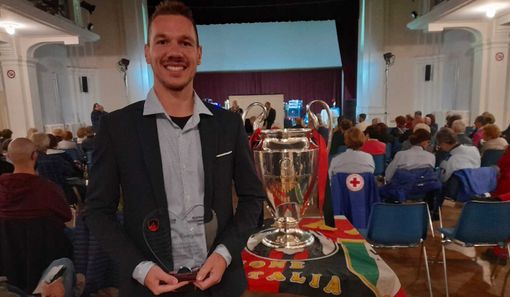 Davide Castiglioni festeggia il bis mondiale al torneo di Fifa  sfidando il campione del Milan Davide Castiglioni festeggia il bis mondiale al torneo di Fifa  sfidando il campione del Milan