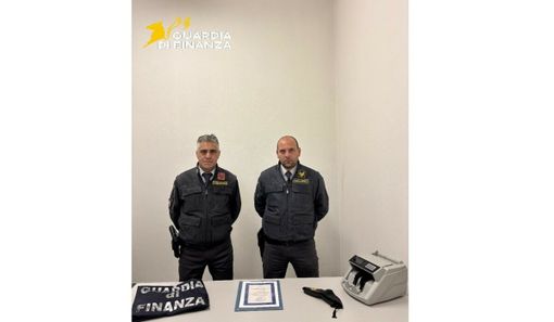 Entra in Italia al valico di Chiasso con un titolo azionario da oltre 100mila franchi: scatta il sequestro della Guardia di Finanza