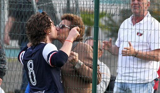 IL BACIO DELLA VARESINA - Max Di Caro bacia nonna Ebe dopo il gol della promozione in Eccellenza: lo spirito e l'identità della Varesina restano intatti, impossibili da tradire per chiunque, e sono racchiusi in questa immagine di Enrico Scaringi