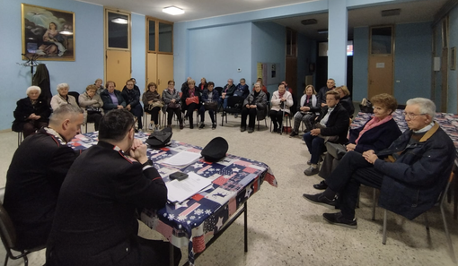 Attenzione alle truffe porta a porta. I carabinieri incontrano gli anziani a Olgiate Olona