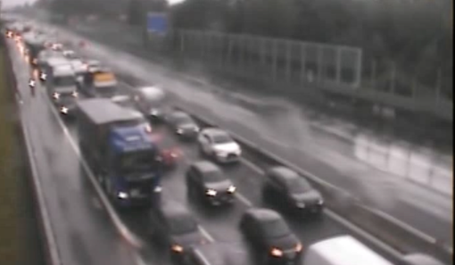 Il traffico sull'A8 nei pressi di Castellanza (foto webcam Autostrade per l'Italia). Un sottopasso allagato Il traffico sull'A8 nei pressi di Castellanza (foto webcam Autostrade per l'Italia). Un sottopasso allagato