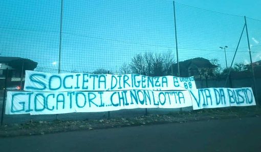 Pro Patria, nel mirino dei tifosi ora finiscono tutti: «Chi non lotta via da Busto»