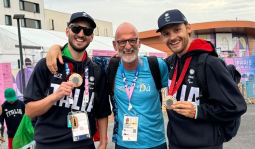 Roberto Bof, in mezzo a Lorenzo Bernard e Davide Plebani, medaglie di bronzo nell'inseguimento in tandem del ciclismo su pista Roberto Bof, in mezzo a Lorenzo Bernard e Davide Plebani, medaglie di bronzo nell'inseguimento in tandem del ciclismo su pista