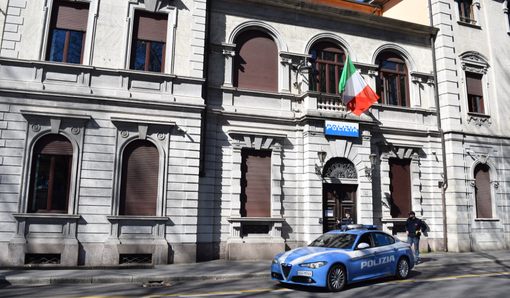 Minaccia e taglieggia il personale di un bar nel centro di Busto: arrestato un giovane. Per lui anche il "Daspo Willy" Minaccia e taglieggia il personale di un bar nel centro di Busto: arrestato un giovane. Per lui anche il "Daspo Willy"