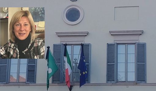Le bandiere listate a lutto e il sindaco Mirella Cerini Le bandiere listate a lutto e il sindaco Mirella Cerini
