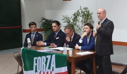 Alberto Riva (in piedi) durante il congresso di Forza Italia