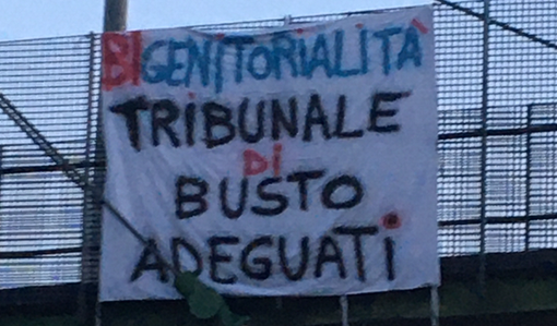 Lo striscione esposto il 25 maggio su una passerella dei Cinque ponti Lo striscione esposto il 25 maggio su una passerella dei Cinque ponti