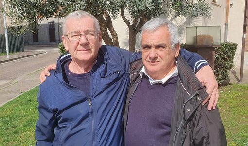 Orazio Tallarida e, a sinistra, Tiziano Canaglia. In fondo, con la moglie Emanuela e Silvio Berlusconi e mentre firma la bandiera dell'amico