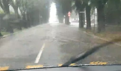 Via Biffi allagata a Saronno (foto da IlSaronno.it) Via Biffi allagata a Saronno (foto da IlSaronno.it)