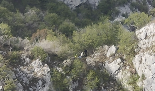 Escursionisti in difficoltà sui monti del Lecchese. Salvati dall'elicottero dei vigili del fuoco di Malpensa Escursionisti in difficoltà sui monti del Lecchese. Salvati dall'elicottero dei vigili del fuoco di Malpensa