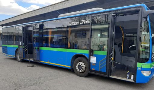 Imbratta i sedili di un bus: ragazzo chiamato a pulire i pullman di Varese Imbratta i sedili di un bus: ragazzo chiamato a pulire i pullman di Varese