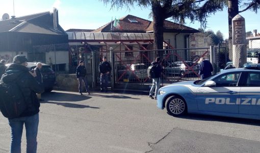 Prof accoltellata, la collega che l'ha soccorsa: «Tutto velocissimo, ci siamo accorti solo quando l'abbiamo vista a terra. Uno shock enorme» Prof accoltellata, la collega che l'ha soccorsa: «Tutto velocissimo, ci siamo accorti solo quando l'abbiamo vista a terra. Uno shock enorme»