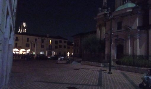 Busto al buio. Lampioni spenti anche in centro