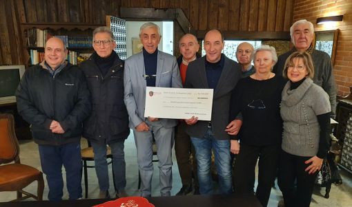 Il cuore rossonero di Busto batte per i bisognosi. Dal Milan Club una donazione alla residenza di via Catullo