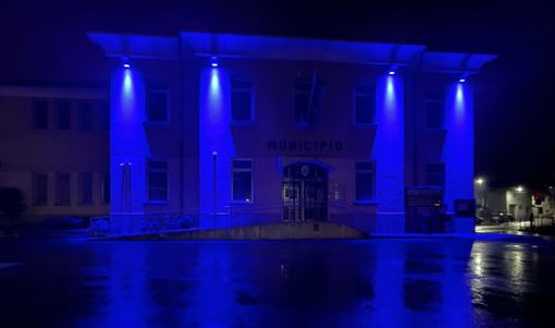 A Marnate il municipio si tinge di azzurro per sensibilizzare sui tumori maschili