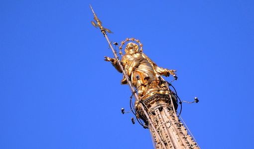 Milano: si arrampicano sulla guglia della Madonnina, fermati due francesi Milano: si arrampicano sulla guglia della Madonnina, fermati due francesi