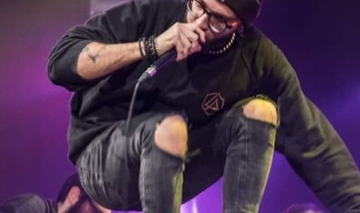 D-Doc e la band scatenati sul palco (foto Sophie)