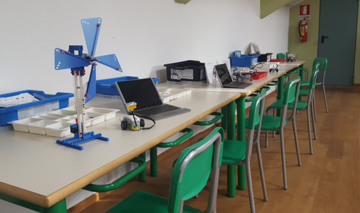 Un'aula della scuola primaria di Carnago in una foto tratta dal sito web dell'istituto comprensivo Galvaligi