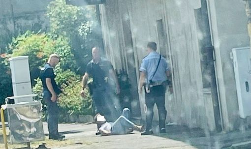 Busto, momenti di caos in strada: uomo esagitato bloccato da Polizia e vigili Busto, momenti di caos in strada: uomo esagitato bloccato da Polizia e vigili