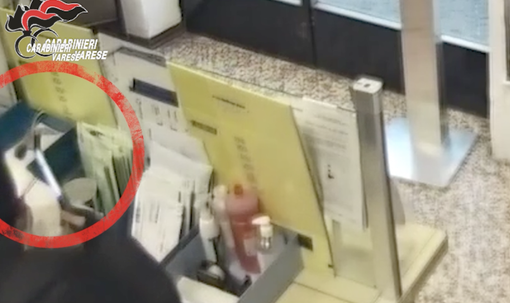 VIDEO. Rapina martello in pugno all'ufficio Postale, l'assalto ripreso dalle telecamere