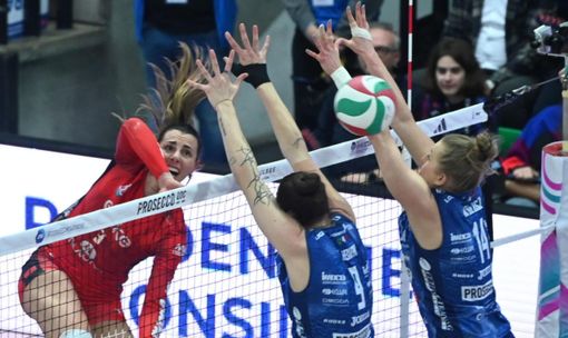 Alessia Gennari in campo al posto dell’indisponibile Parra per la Uyba in gara-1 contro Conegliano Alessia Gennari in campo al posto dell’indisponibile Parra per la Uyba in gara-1 contro Conegliano