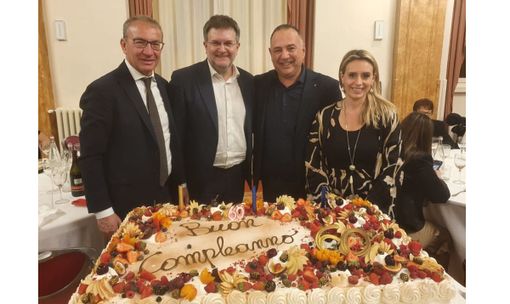 Quanto affetto per il candidato, anzi il festeggiato Marco Colombo: «Farai un grande risultato» Quanto affetto per il candidato, anzi il festeggiato Marco Colombo: «Farai un grande risultato»