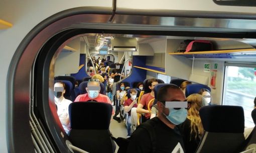 Passeggeri in piedi sul convoglio delle 8.22