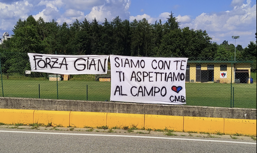 Lo striscione dedicato al quindicenne ferito (foto dal gruppo &quot;Sei di Comabbio se&quot;)
