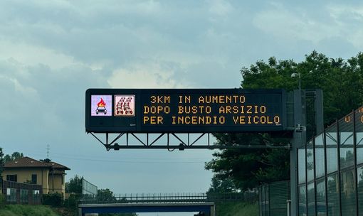 FOTO. Veicolo in fiamme sull'Autostrada dei Laghi tra Busto e Castellanza