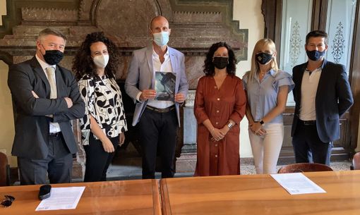 La vetrina dei commercianti di Busto: 25 attività si raccontano in un libro