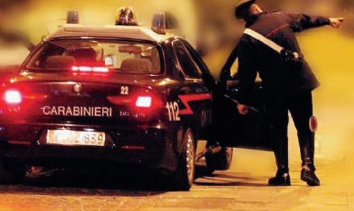Sale sulla sua auto e trova due uomini che le puntano un coltello e la rapinano: due arresti a Gorla Minore