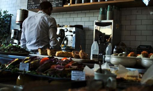 Ipotesi riaperture di bar e ristoranti a pranzo dal 26 aprile (e a maggio anche la sera) nelle regioni con dati sostenibili