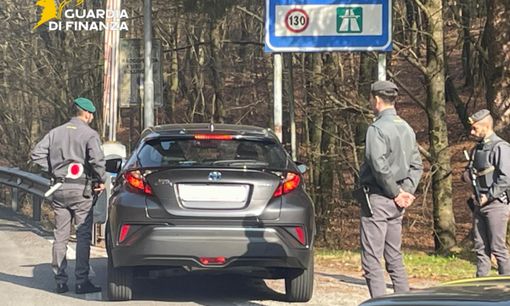 Sotto al sedile dell’auto 35 grammi di cocaina. Denunciato un italiano al confine con la Svizzera Sotto al sedile dell’auto 35 grammi di cocaina. Denunciato un italiano al confine con la Svizzera
