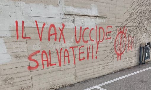 FOTO. Oltraggio al cimitero di Busto, scritte contro i vaccini