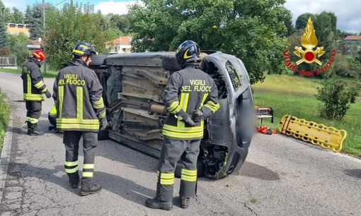 FOTO. Sumirago, si ribalta con l'auto: 81enne portato al pronto soccorso