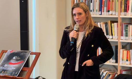 Rossetti rossi per la cultura del rispetto. Caruso: «Un gesto simbolico e risorse reali per rafforzare la rete provinciale nella tutela delle donne»