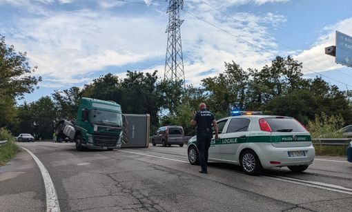 Camion con rimorchio si ribalta sulla statale del Sempione tra Busto e Gallarate. Traffico bloccato Camion con rimorchio si ribalta sulla statale del Sempione tra Busto e Gallarate. Traffico bloccato