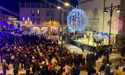 Più di duecento alunni della Chicca Gallazzi danno vita in piazza Santa Maria al presepe vivente Più di duecento alunni della Chicca Gallazzi danno vita in piazza Santa Maria al presepe vivente