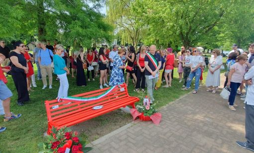 La panchina rossa a Corgeno dedicata a Teresa Stabile (foto dalla pagina Facebook del sindaco Parrino)