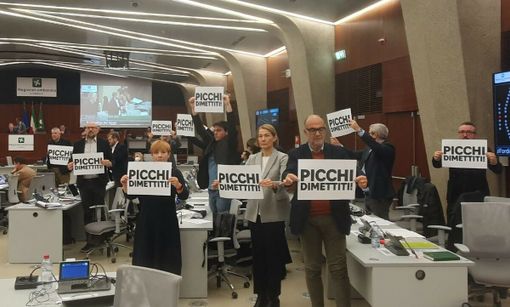Regione, Fontana conferma la fiducia a Picchi. Proteste del Pd in aula