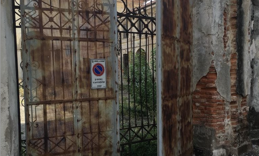 Palazzo Visconti di Saronno pieno di clandestini, blitz dei carabinieri Palazzo Visconti di Saronno pieno di clandestini, blitz dei carabinieri