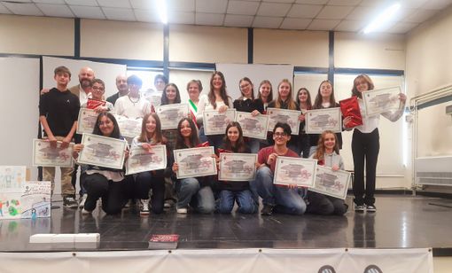 Castellanza premia il merito scolastico: 18 borse di studio ad alunni di terza media Castellanza premia il merito scolastico: 18 borse di studio ad alunni di terza media
